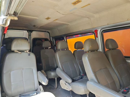 5 metre uzunluğunda 15 koltuklu Jiangling Transit orta büyüklükte bir otobüs, saatte 120 km'lik yüksek hızda