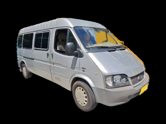 5 metre uzunluğunda 15 koltuklu Jiangling Transit orta büyüklükte bir otobüs, saatte 120 km'lik yüksek hızda