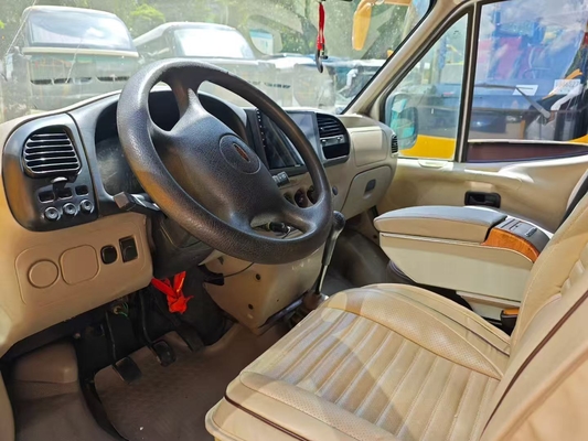5 metre uzunluğunda 15 koltuklu Jiangling Transit orta büyüklükte bir otobüs, saatte 120 km'lik yüksek hızda