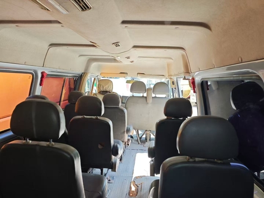 5 metre uzunluğunda 15 koltuklu Jiangling Transit orta büyüklükte bir otobüs, saatte 120 km'lik yüksek hızda
